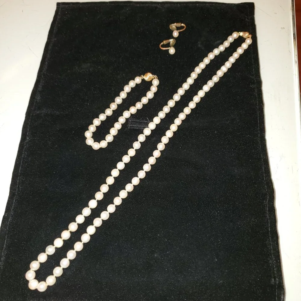 CULTURED PEARLS NECKLACE, EARRINGS AND BRACELET SET - Picture 2 of 3